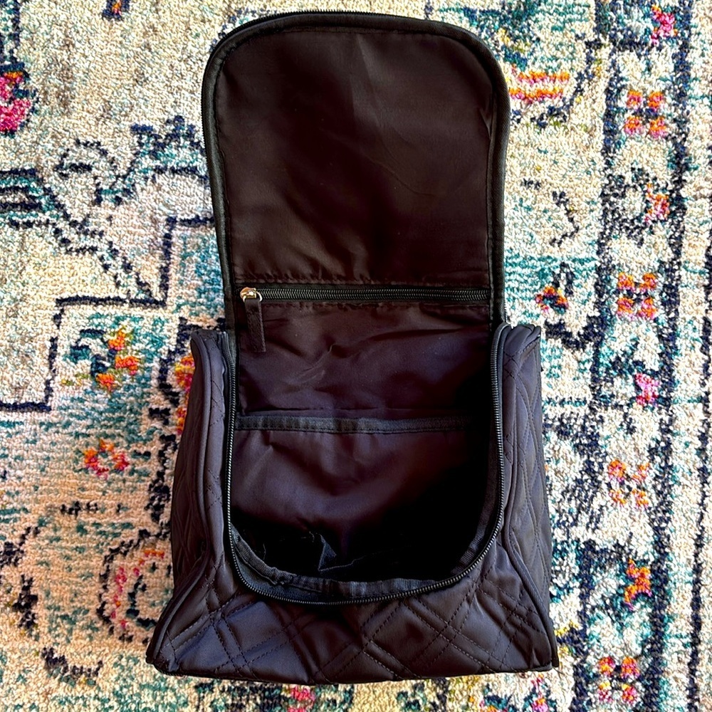 THE EDGE BEAUTY Black Quilted Women's Cosmetic Travel Bag - Picture 5 of 8